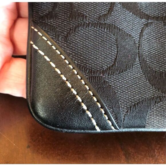 COACH - 🎉HP🎉 EUC Vintage Wristlet/Signature C Canvas w/Black Leather Trim. - Picture 10 of 13